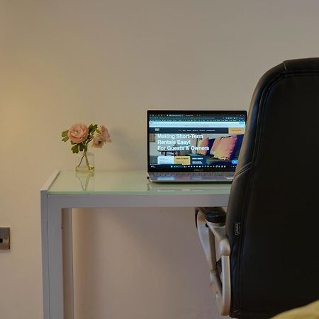 Stylish 2 Bed Apt 18 - City Centre, Free Parking, Espresso Machine & Netflix - Hosted By Stay Host Save Sheffield Kültér fotó