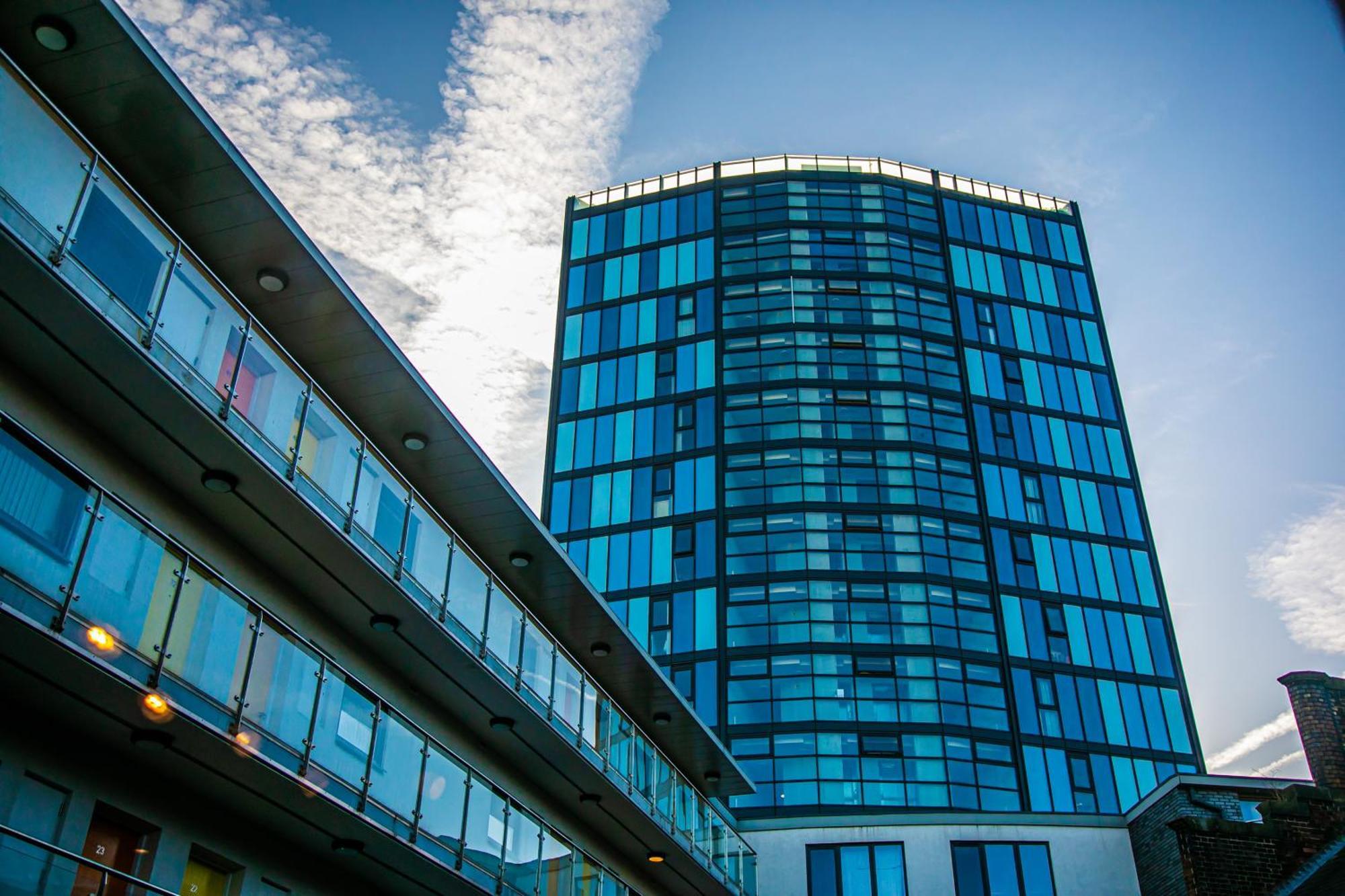 Stylish 2 Bed Apt 18 - City Centre, Free Parking, Espresso Machine & Netflix - Hosted By Stay Host Save Sheffield Kültér fotó